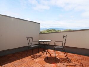 ウッドパネルが敷かれた清潔感あふれるバルコニー