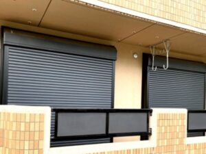 きれいにメンテナンスされたシャッターとシャッターボックス