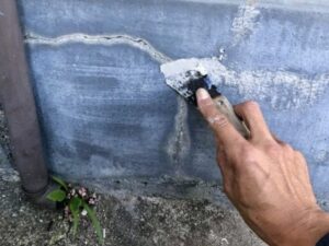 外壁クラックの補修作業
