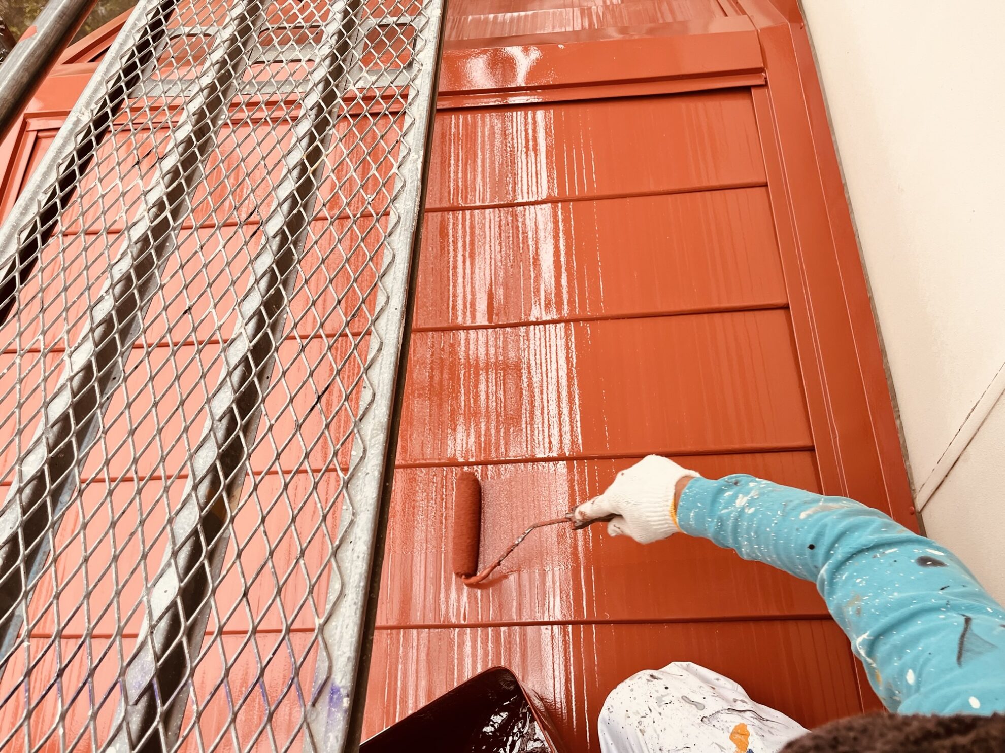 富里市K様邸の屋根塗装が進んだ状態