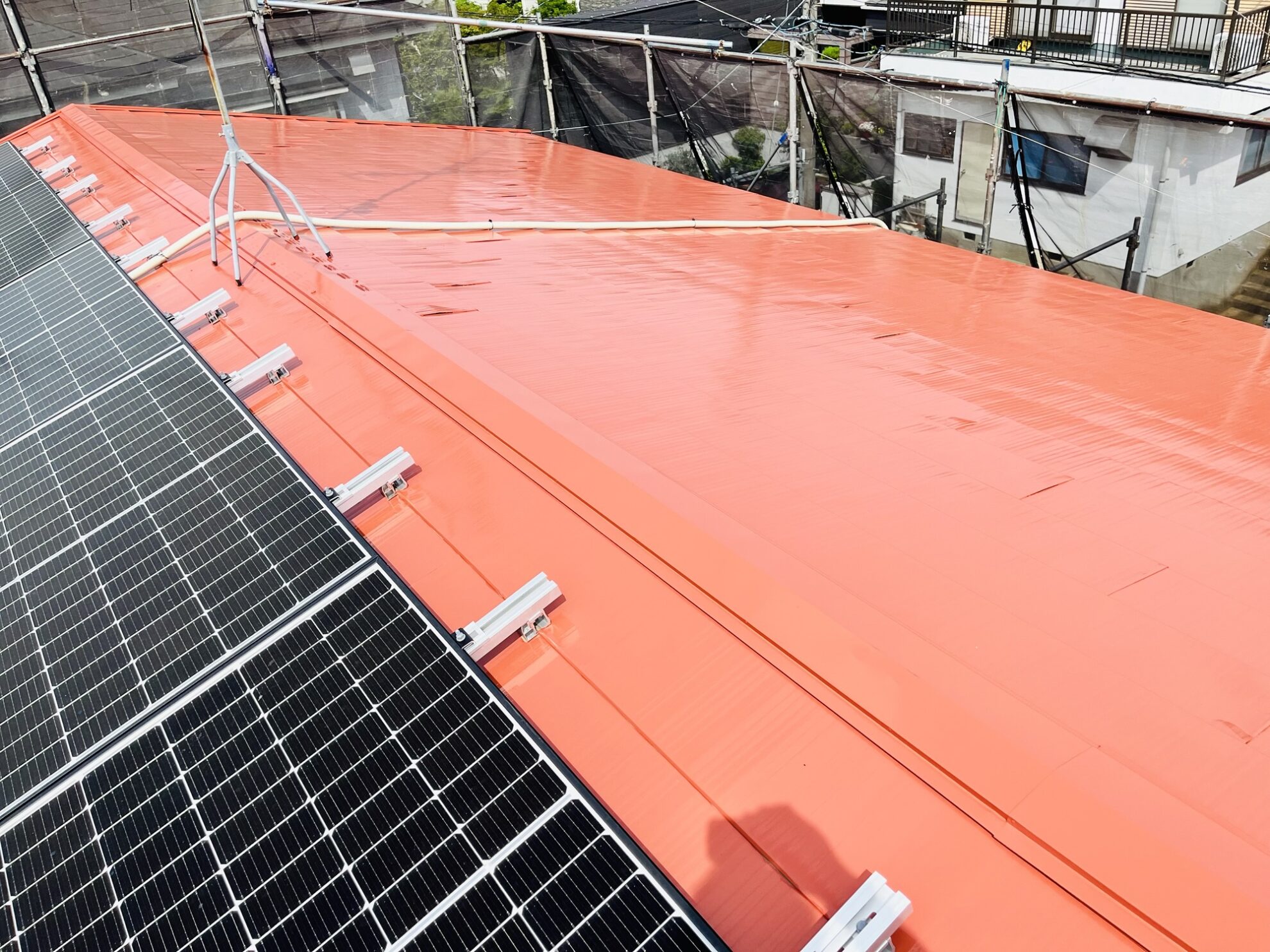 富里市K様邸の太陽光パネルが設置された屋根の塗装完成後