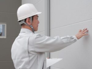外壁の劣化診断をする職人